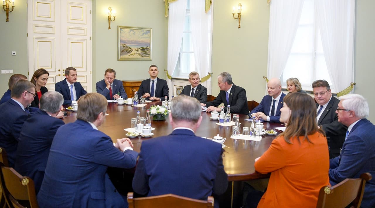 Pasitarimo akimirka Prezidentūroje. Nuotr. prezidentas.lt