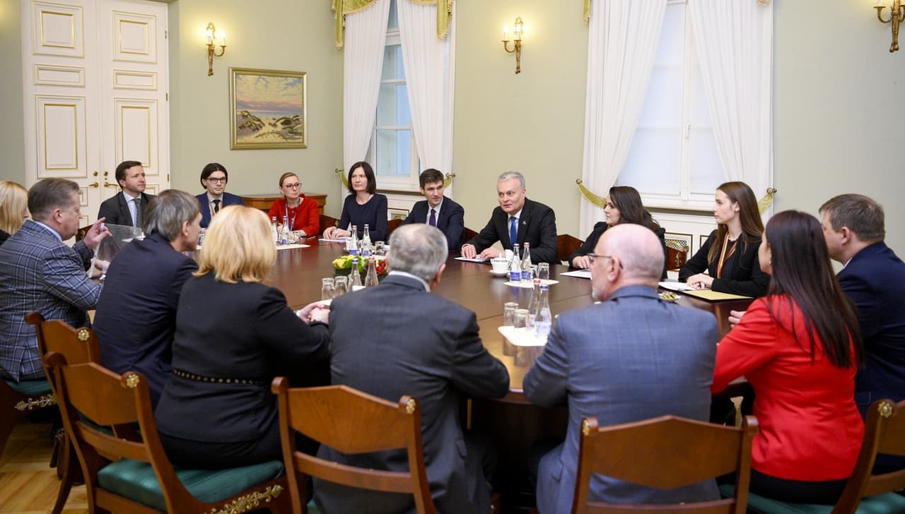 Prezidentas su profesinių sąjungų atstovais aptarė socialinio dialogo ir mokesčių klausimus