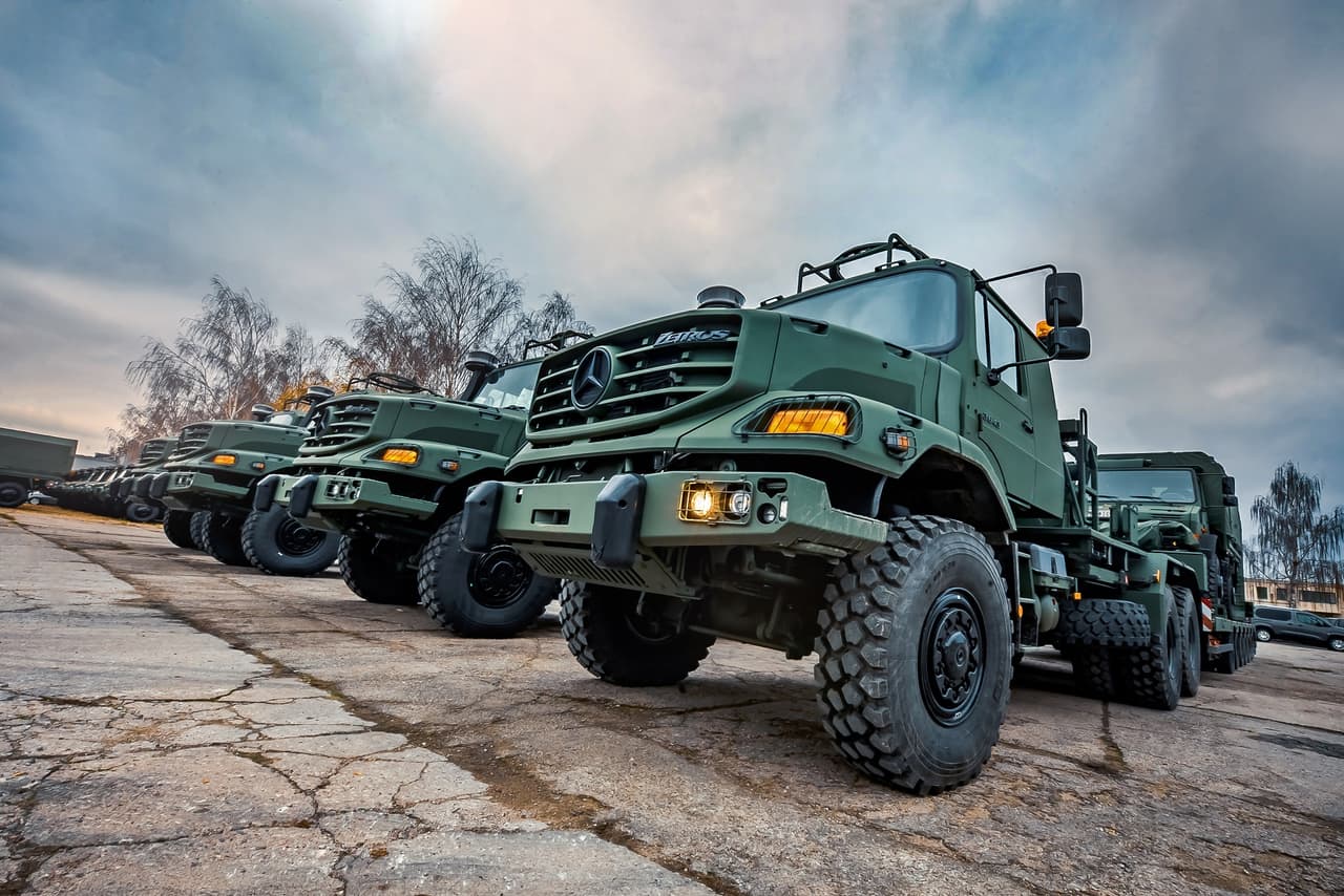 Naujai įsigyti vilkikai ZETROS 3643 su priekaba yra krovininė transporto priemonė, skirta savaeigėms PzH 2000 haubicoms, evakuacijos tankams „Bergepanzer-2“ ir kitai sunkiasvorei bei netipinių gabaritų Lietuvos kariuomenės ir NATO sąjungininkų karinei technikai gabenti. Nuotraukos: tomasfoto.lt.
