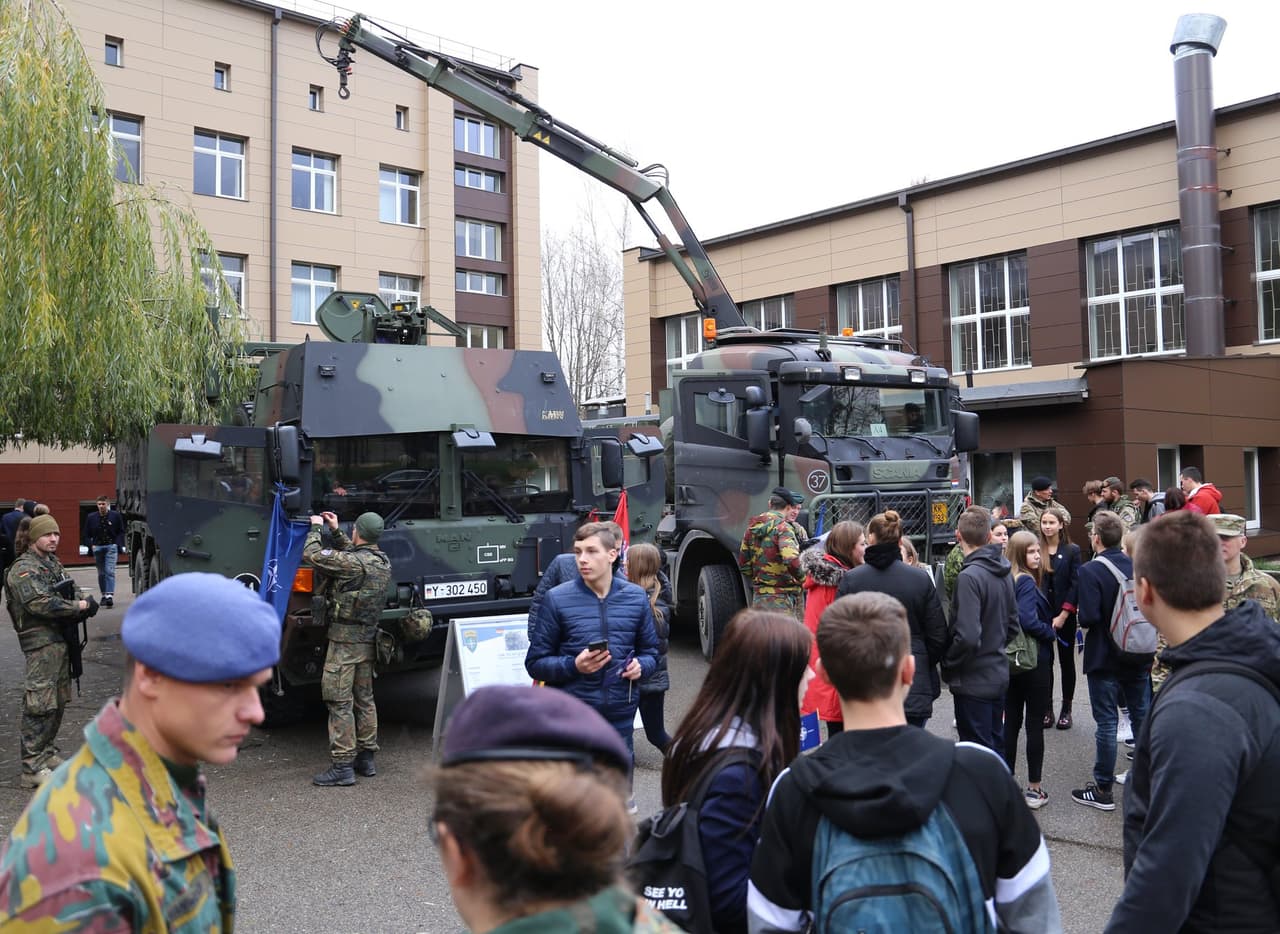 NATO pajėgų integravimo vieneto nuotraukos .