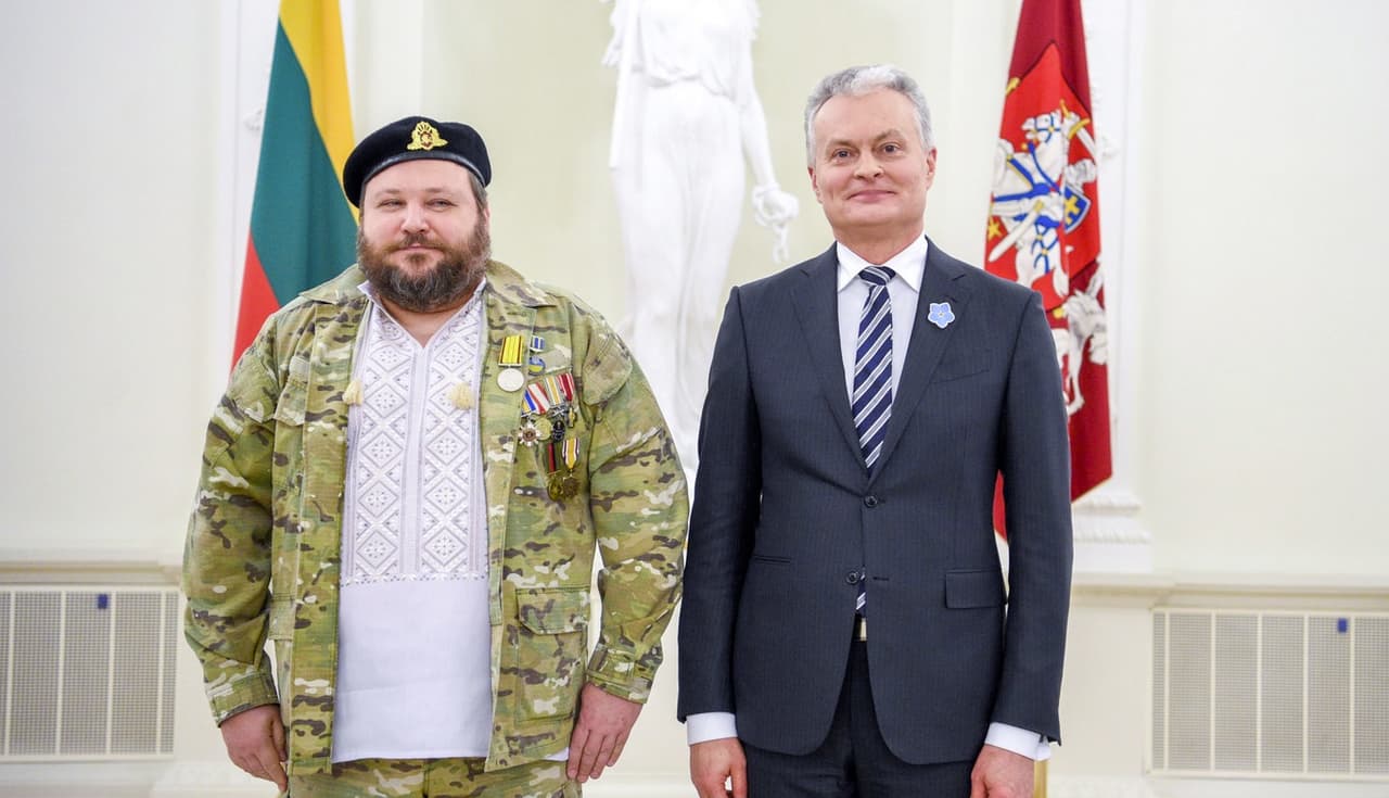 Apdovanojimų akimirka Sausio 13-osios atminimo medaliais. Nuotr. prezidentas.lt