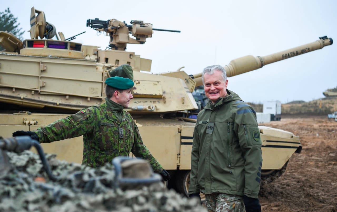 Prezidentas G. Nausęėda didelis tankų bei kitos karinės technikos megėjas. Nuotr. prezidentas.lt