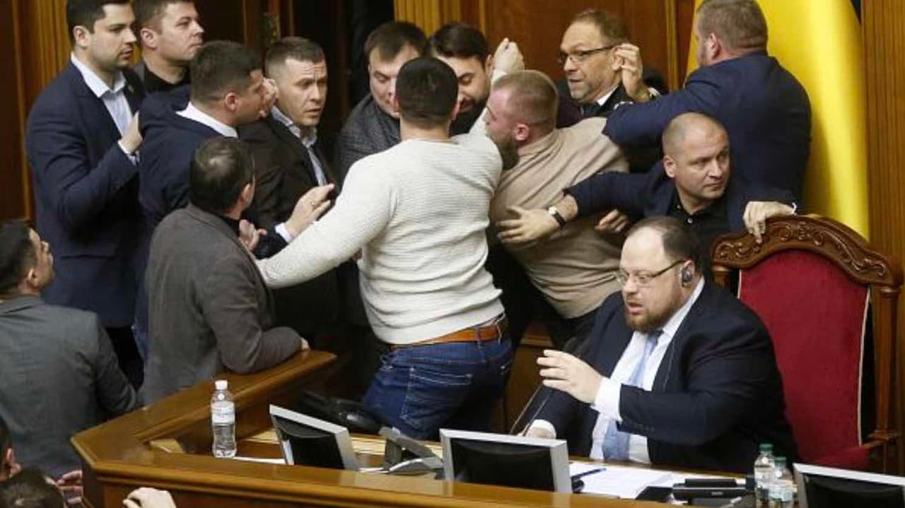 Atgimė fiziniai susirėmimai Aukščiausioje Radoje