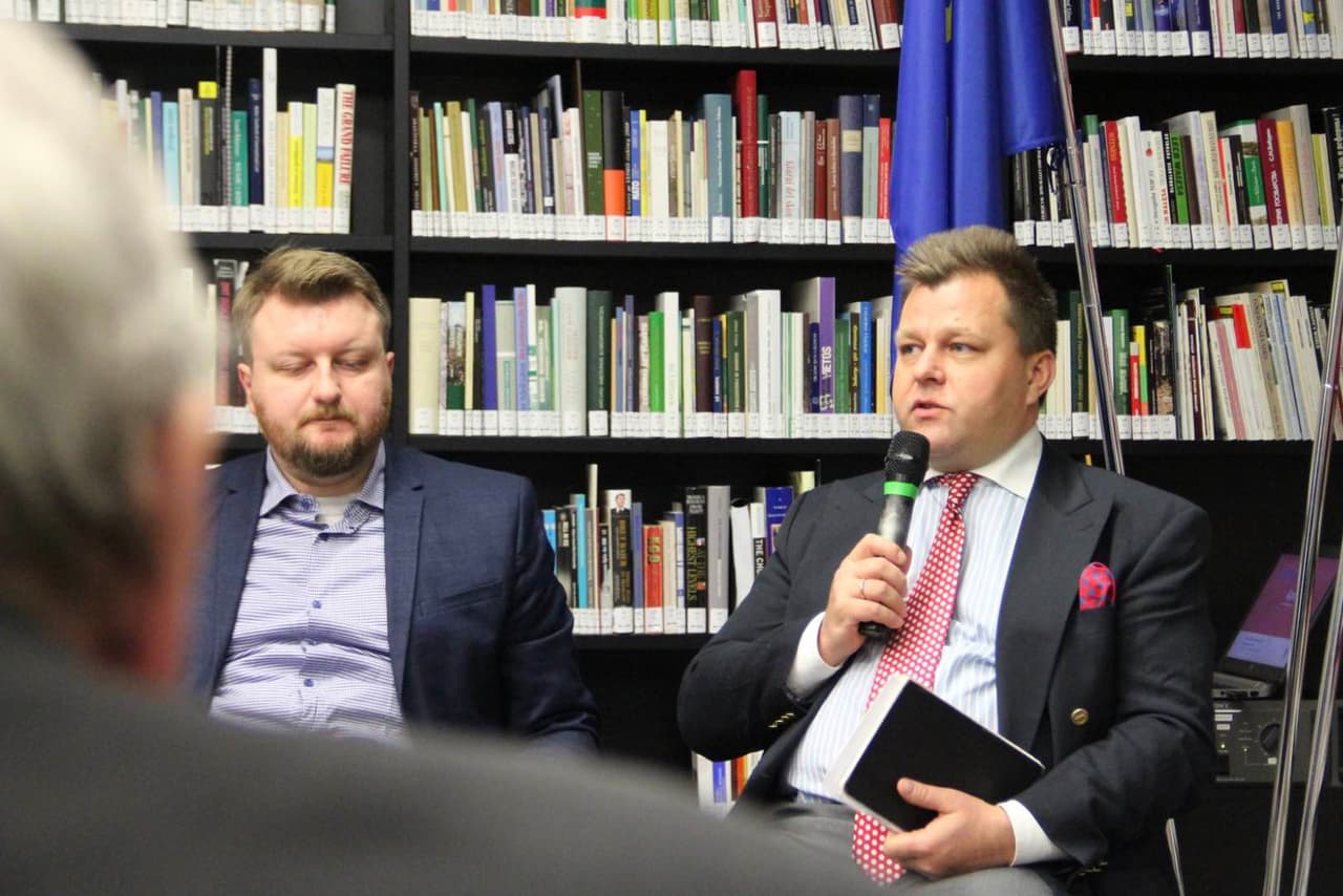 M.Adomėnas (dešinėje). Nuotr. facebook.com