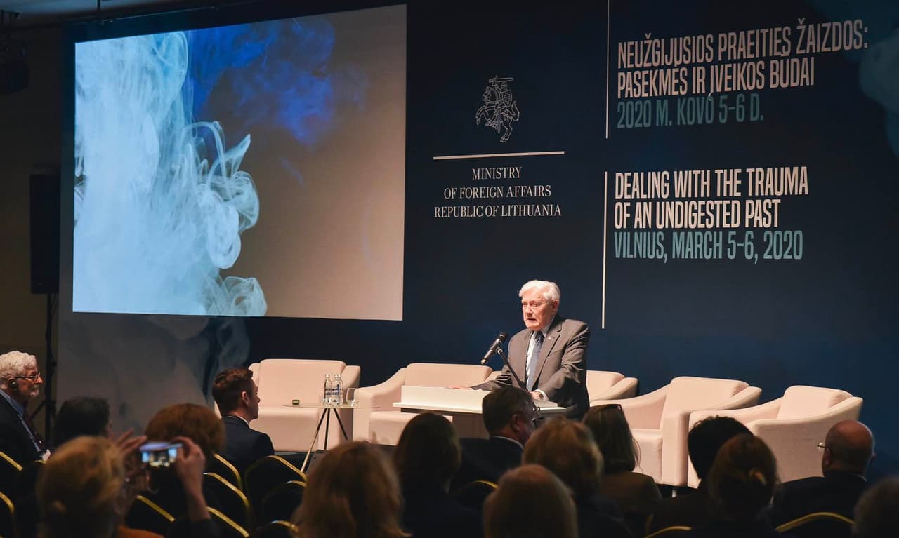 Konferencijoje apie traumas kalbėjo ir slaptojo kalėjimo įkūrėjas, prezidentas Valdas Adamkus. Nuotr. urm.lt