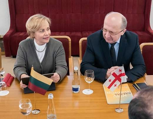 R. Juknevičienė (kairėje). Nuotr. facebook.com