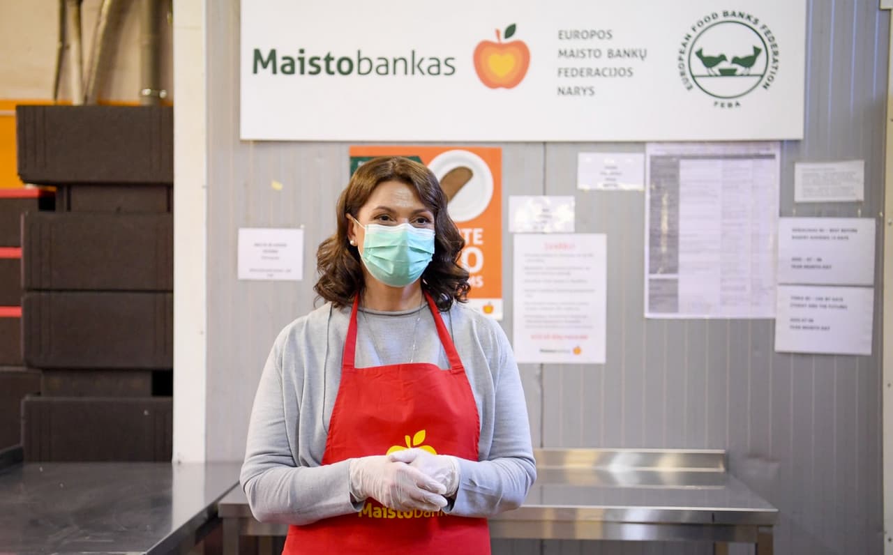 Pirmosios šalies ponios D. Nausėdienės savanoriavimo akimirka Maisto banke. Nuotr. prezidentas.lt
