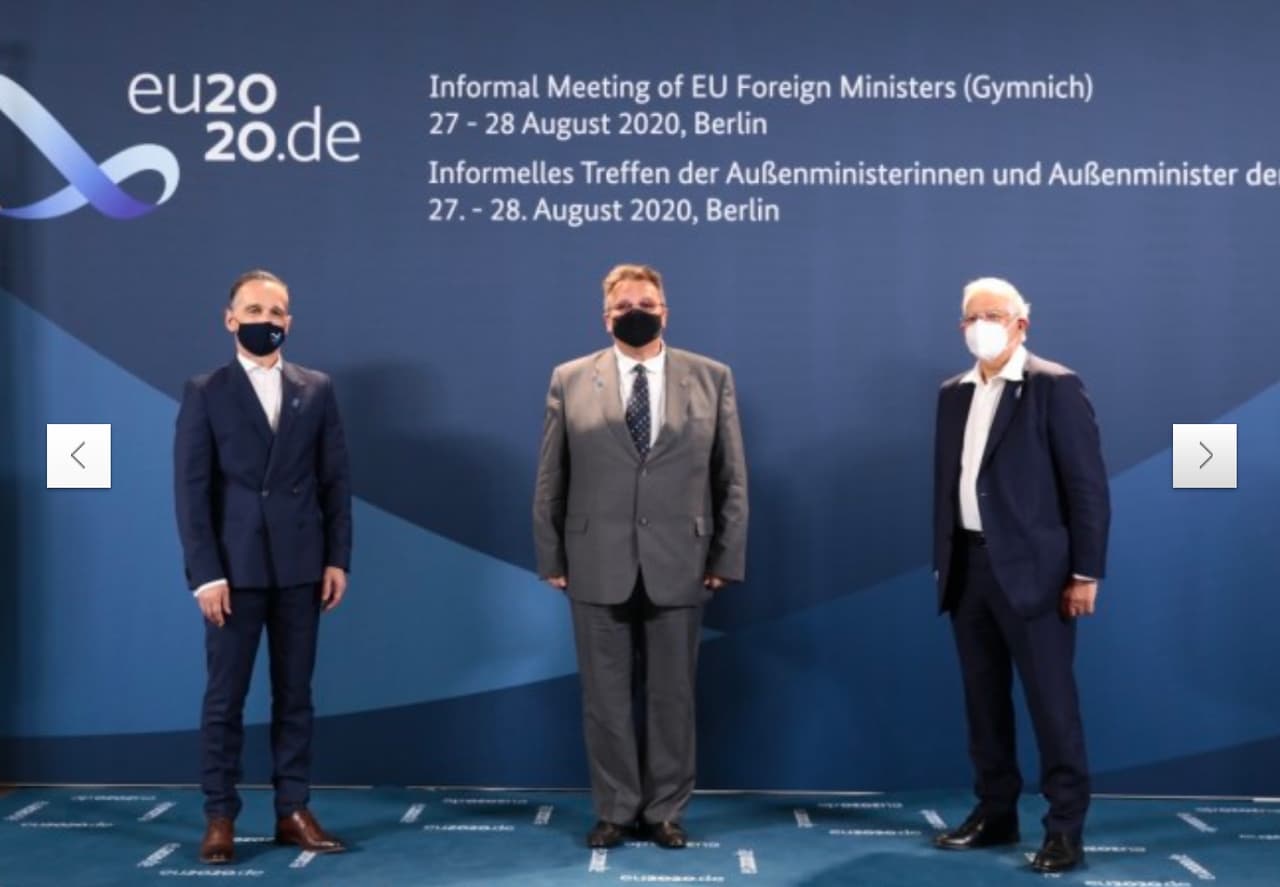 Lietuvos diplomatijos vadovas L. Linkevičius (viduryje). Nuotr. urm.lt