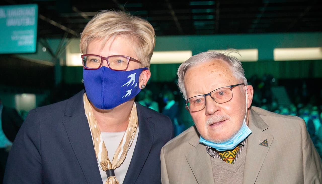 V. Landsbergis (dešinėje, nusismaukęs kaukę nuo nosies ir burnos). Nuotr. facebook.com