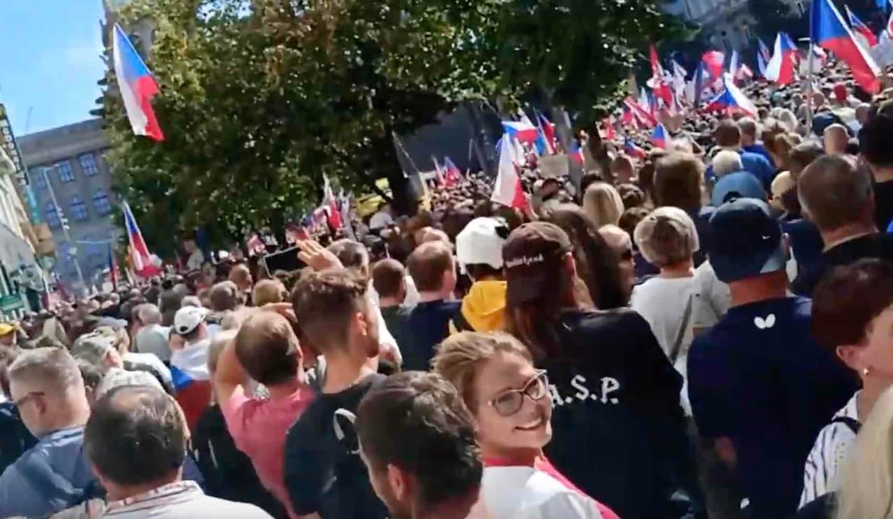 Prahoje dešimtys tūkstančių protestavo prieš vietos aferistus