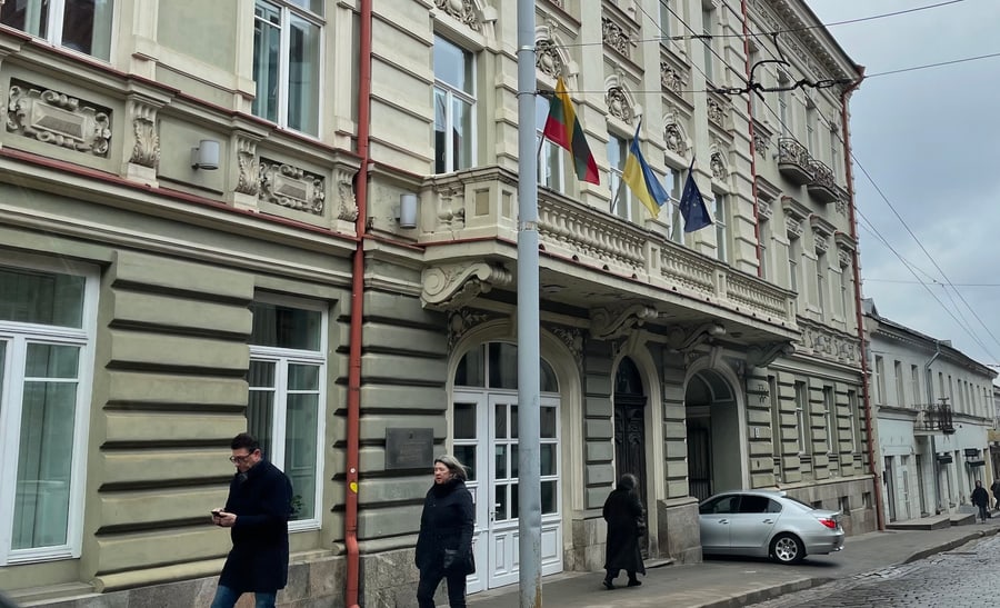 Be Ukrainos vėliavos neįsivaizduojamas nė viena Lietuvos institucija. Kairėje - Ekonomikos ir inovacijų mninisterija, dešinėje - Lietuvos vyriausiasis administracinis teismas, apačioje - Kultūros ministerija.
