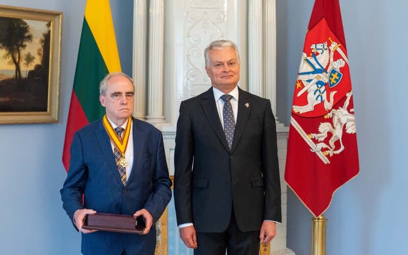 Nausėda įteikė valstybinį apdovanojimą žmogaus teisių gynėjui Raczynsky