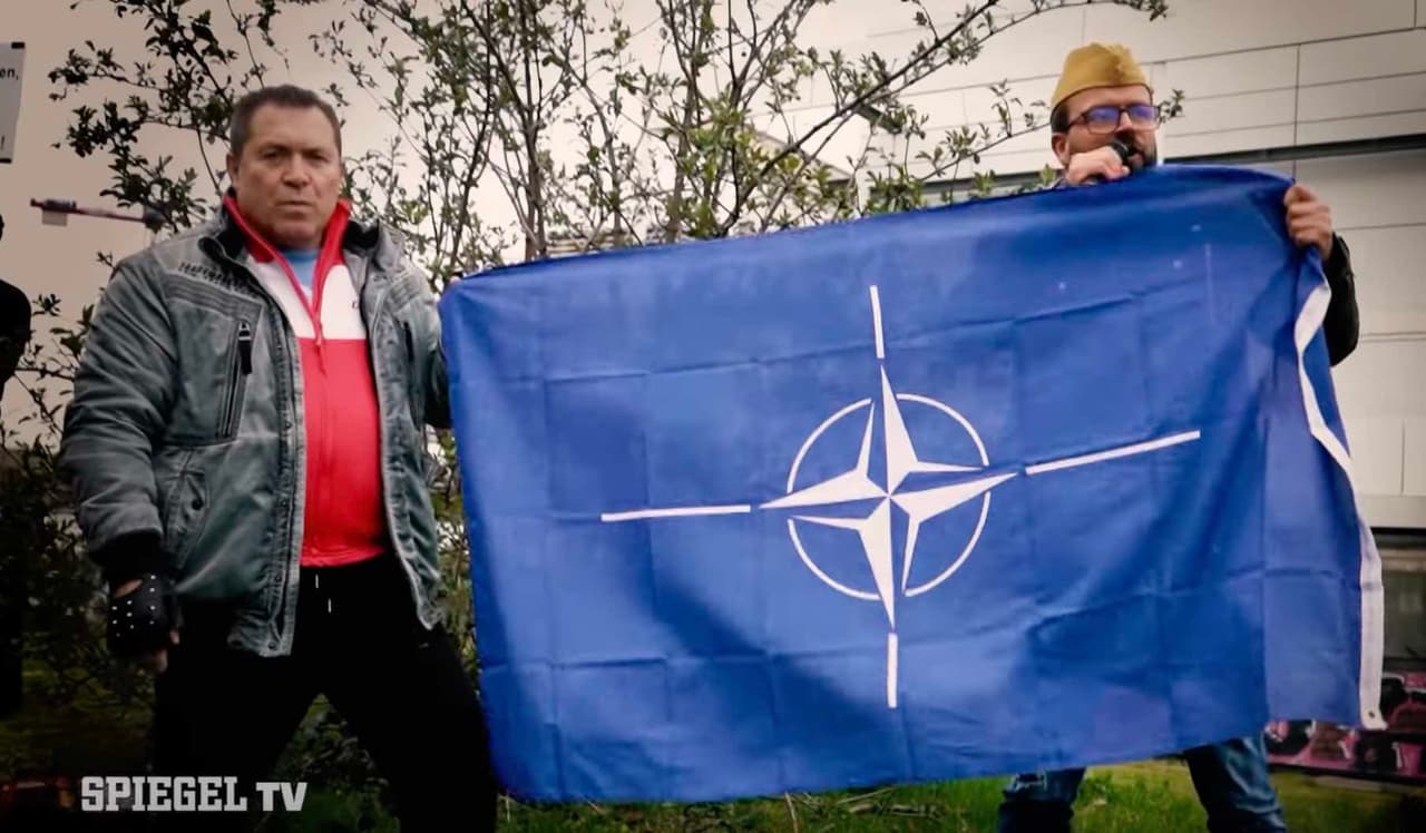 Vokietijoje vis girdisi Kremliaus suklaidintųjų nuomonės, trypiamos NATO vėliavos