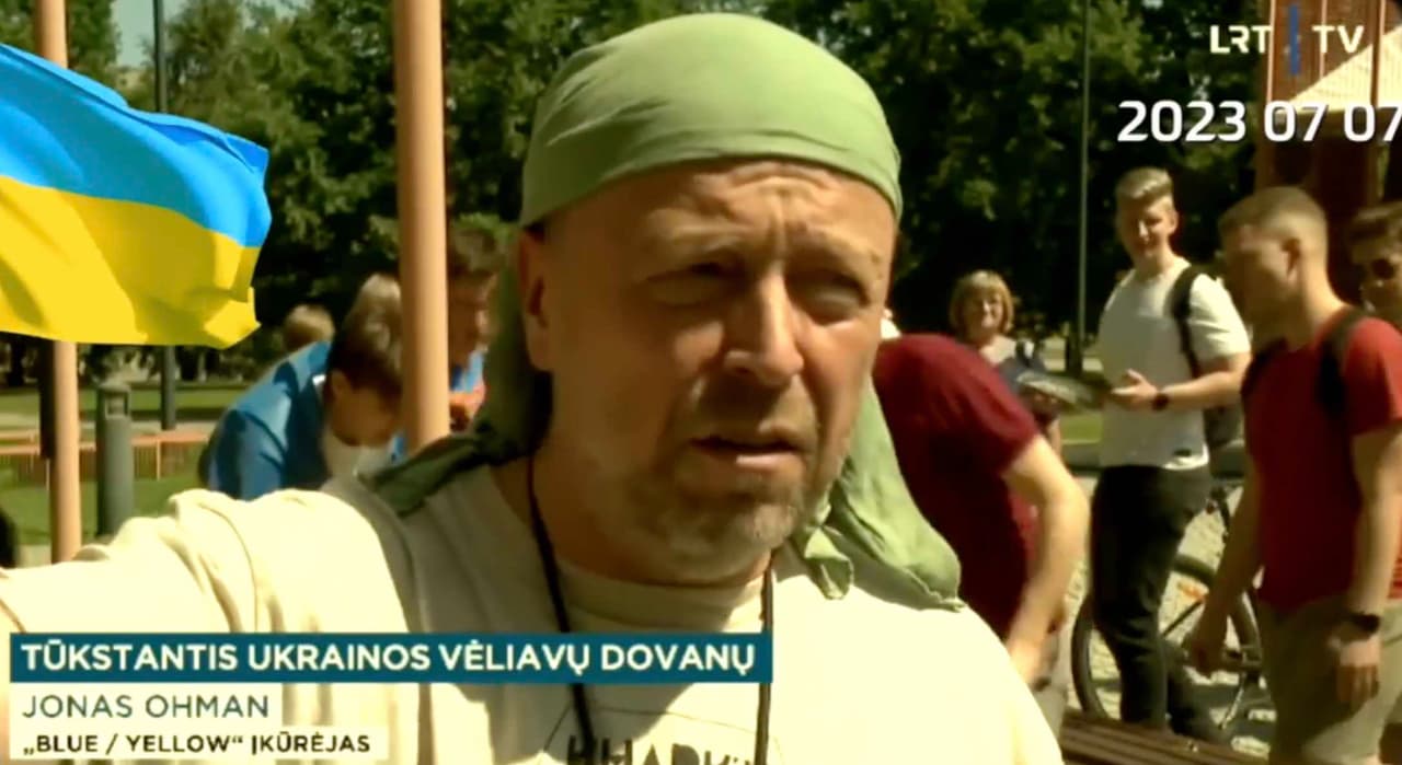 Sostinės gyventojai išgraibstė Ohmano ir jo kolegų nemokamai dalinamas Ukrainos vėliavas