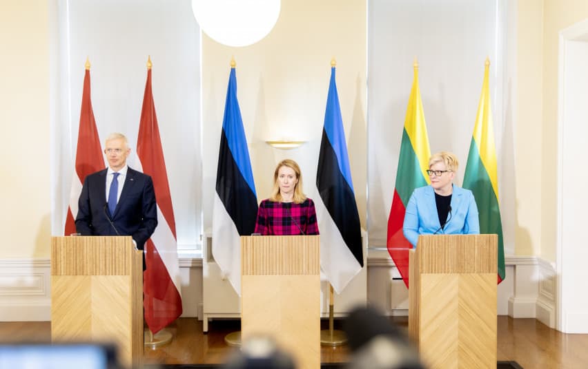 Trys premjerai: Ukrainos drąsi kova padeda apsaugoti euroatlantinį saugumą