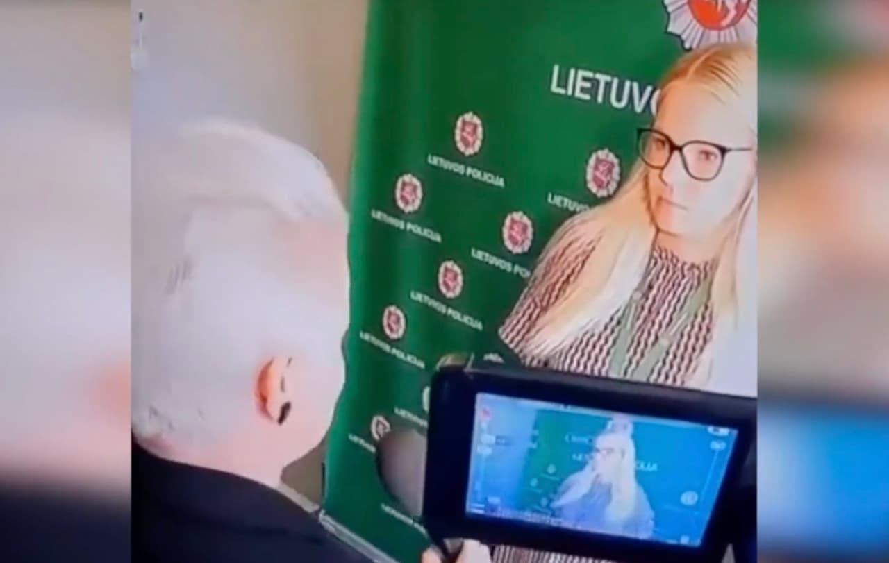 Žurnalistei policijoje pavyko užfiksuoti tobulą robotą-pareigūną moters pavidale