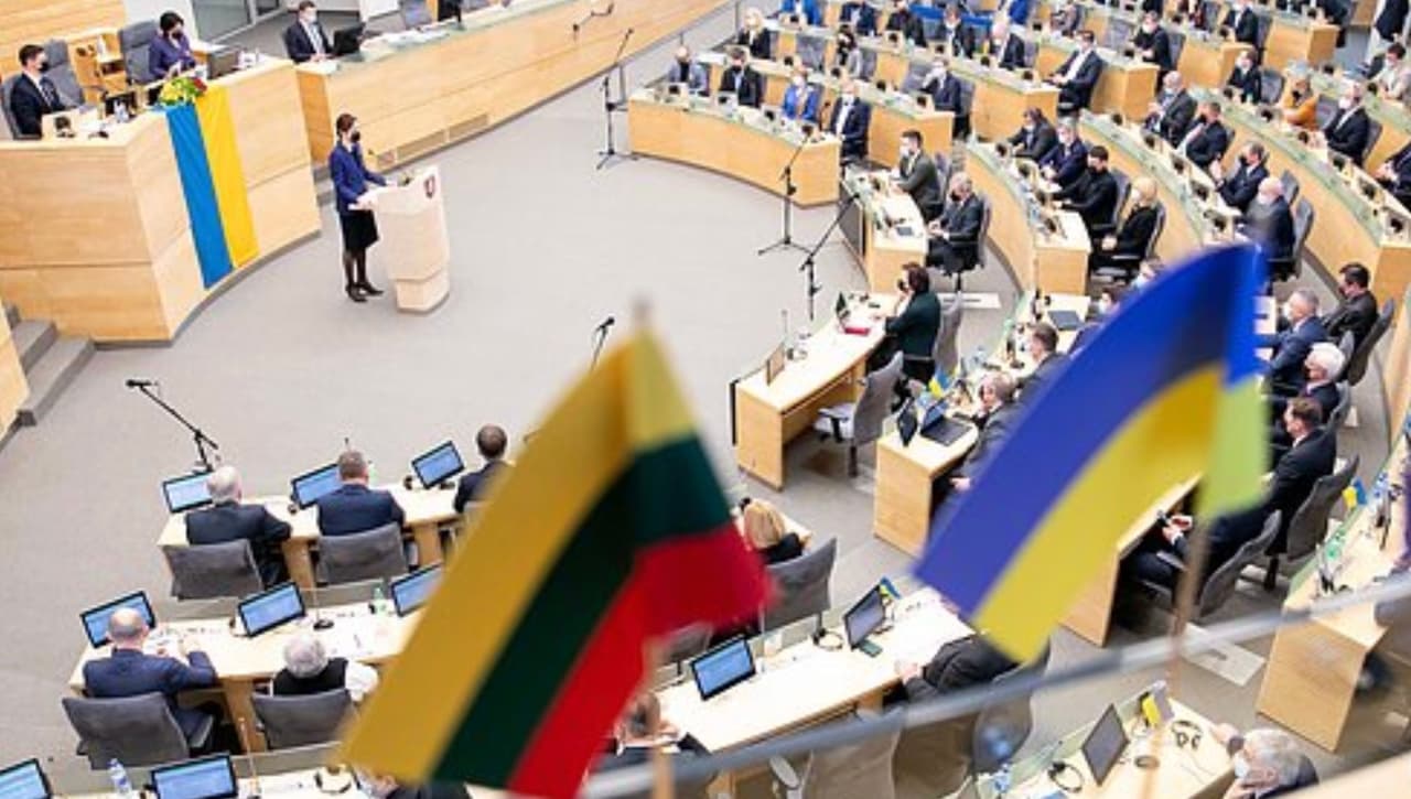 Nesnauskime: Lietuvoje būtina įteisinti ne tik Ukrainos vėliavą, bet ir Ukrainos himną (APKLAUSA)