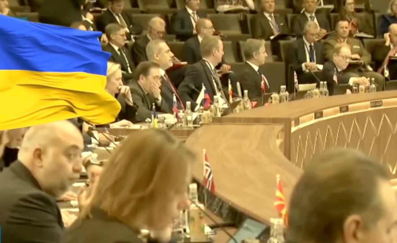 Dvi dienas NATO ministrai tariasi, kaip padėti Ukrainai būti stipriai