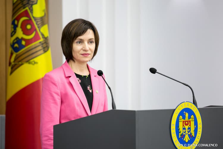 Neskelbiama, ką istorinio pokalbio metu Moldovos prezidentė pasakė Nausėdai