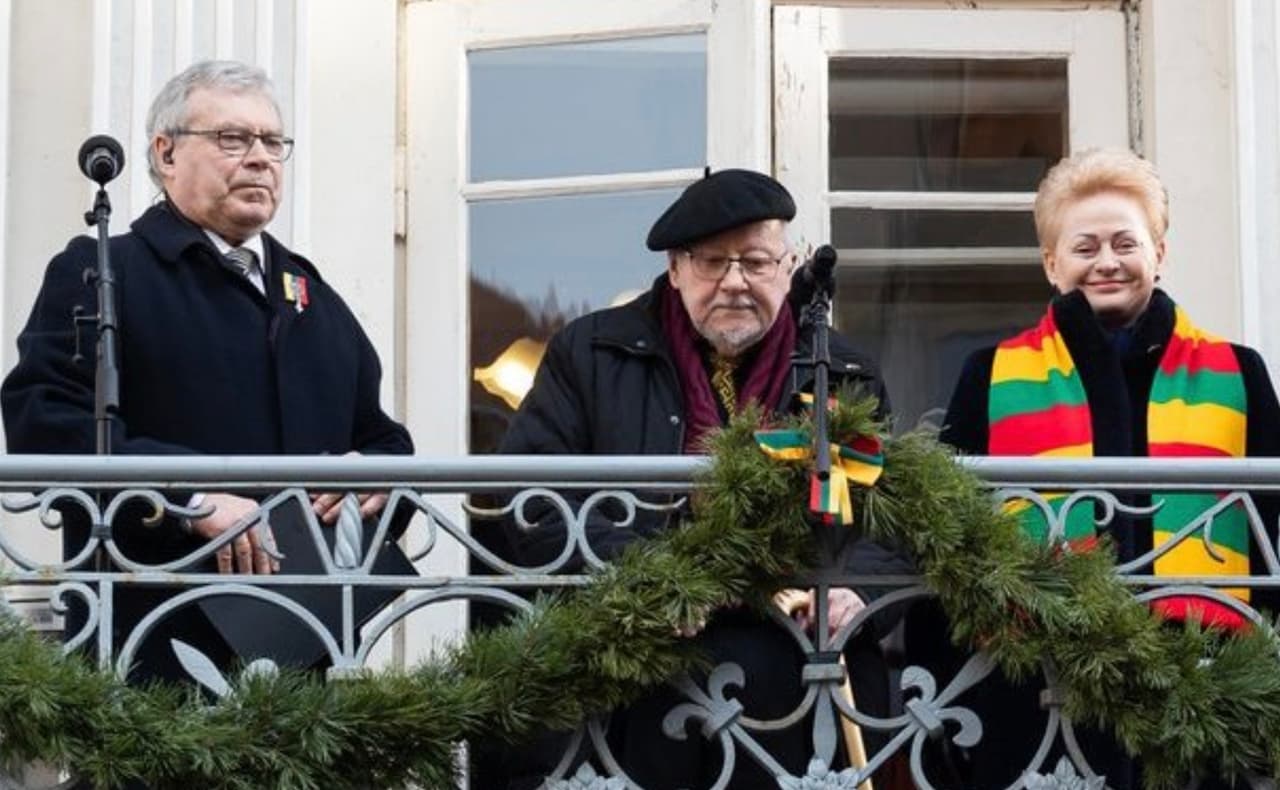 Lietuvos radijo televizijos komisijos pirmininkas Rimantas Bagdzevičius balkone (kairėje).