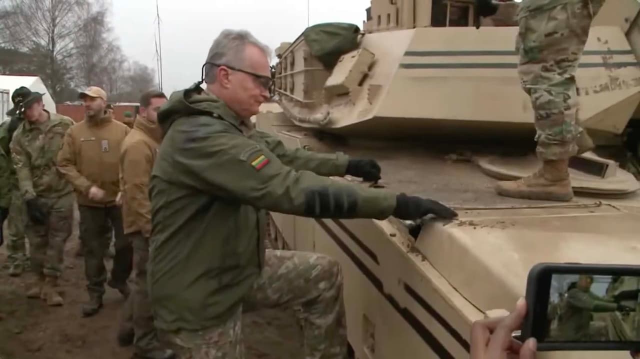 Antikonstitucinių įstatymų pasirašytojas sulaukė kvietimo