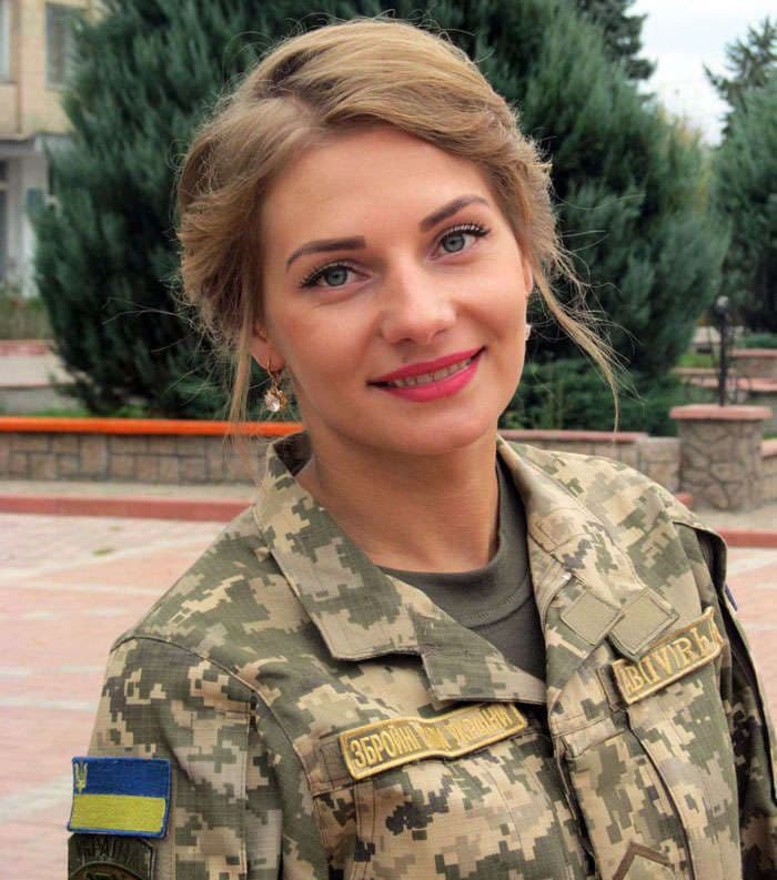 Ukrainoje pajudėjo reikalai su karinėmis uniformomis moterims