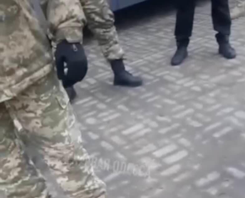 Ukrainoje moteris aprėkė tuos, kurie mobilizuoja ukrainiečius kovoms už laisvę