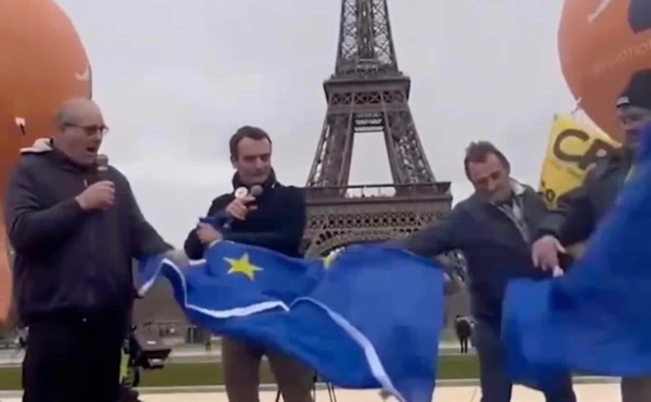 Prancūzų ūkininkai Paryžiuje suplėšė mūsų Europos Sąjungos vėliavą