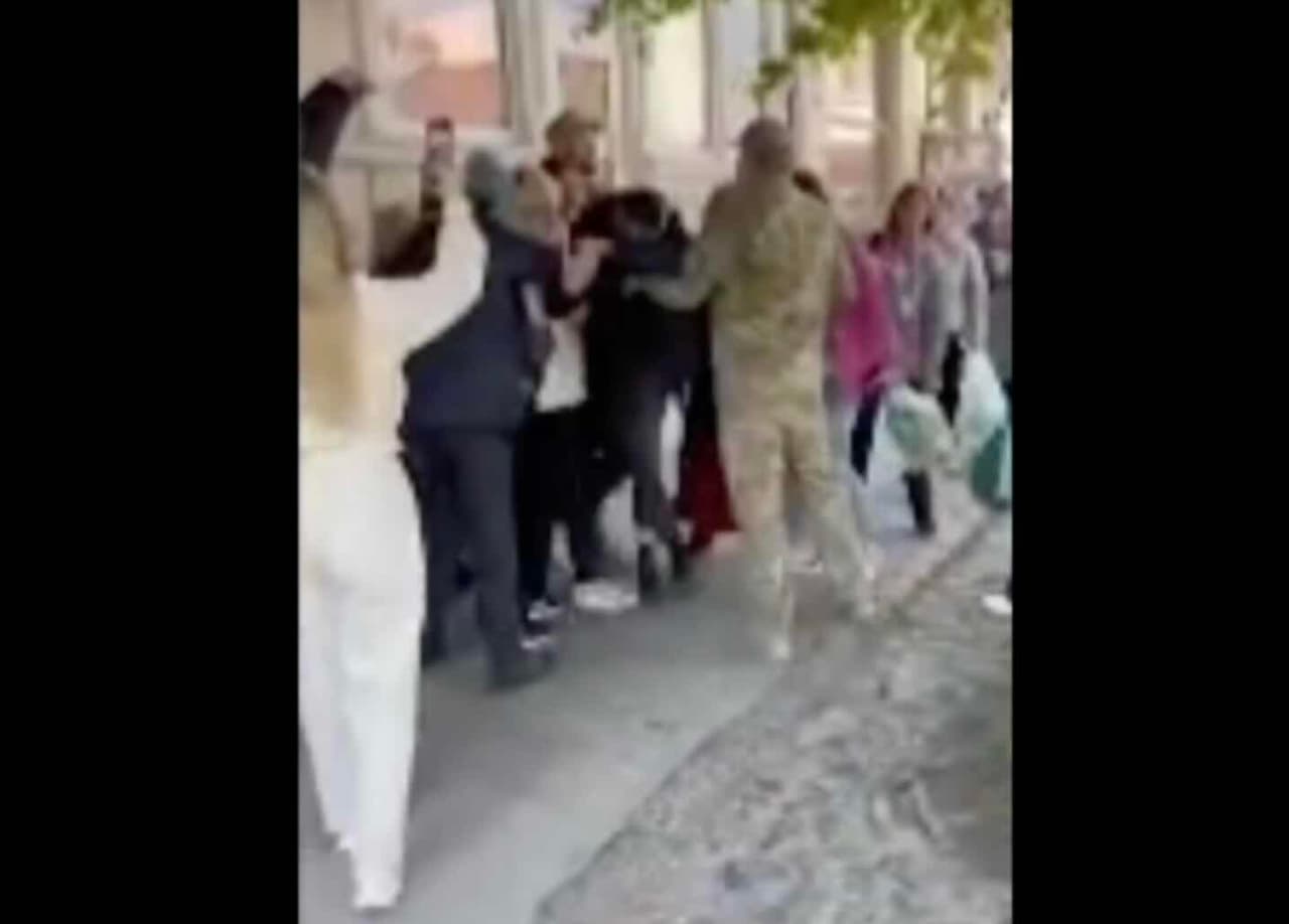 Ukrainos mieste Užgorode moterys užpuolė mobilizuotojus, kad išgelbėtų vyrą nuo mobilizacijos