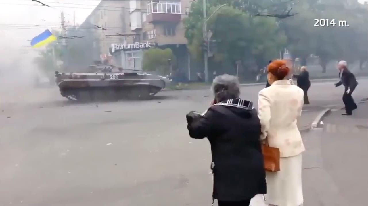 Karo pradžia Donbase – pirmieji kariniai šarvuočiai su Ukrainos vėliavomis, civilių pilnose gatvėse