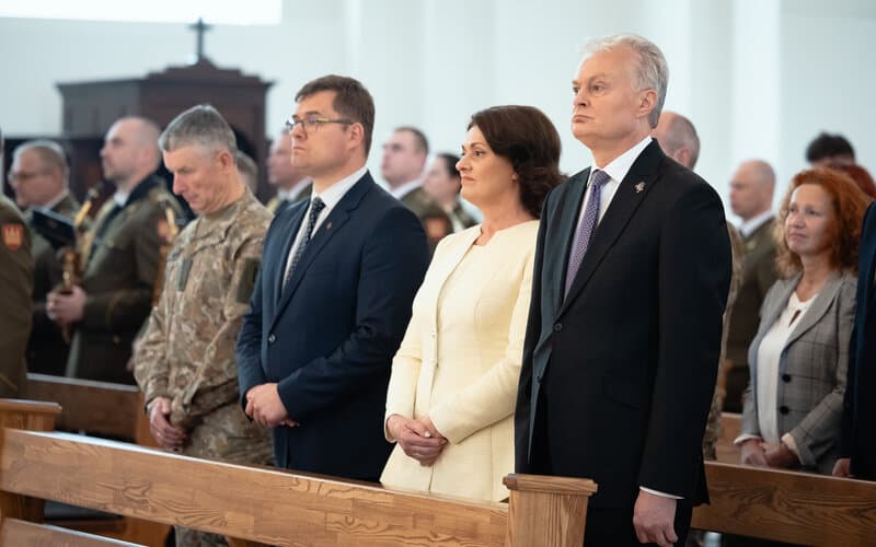 Gerovės valstybę vis kuriantis, pažeidžiamas komunistas G. Nausėda (dešinėje).