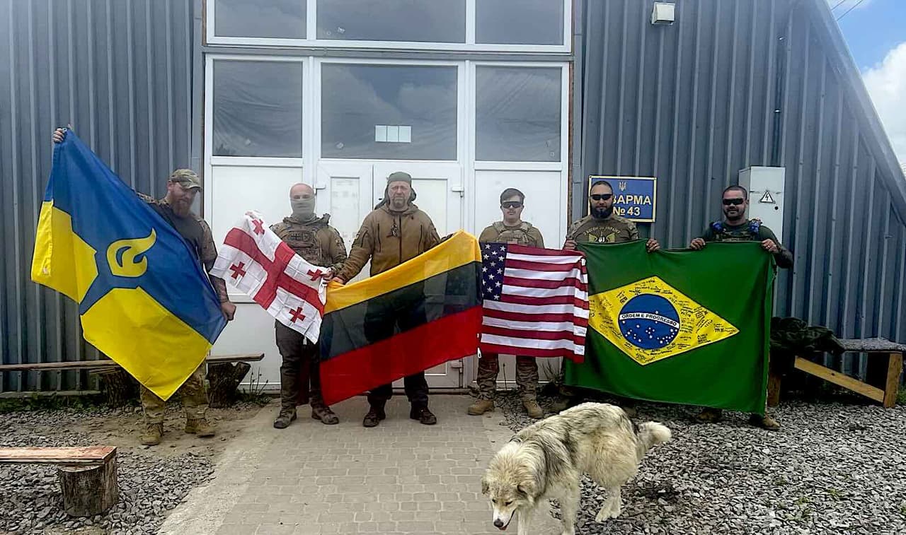 **Oficialus Lietuvos atstovas Ukrainos kare su Rusija Jonas Ohmanas (viduryje) su kariais kolegomis iš Ukrainos, Sakartvelo (buvusi Gruzija), JAV ir Brazilijos.**