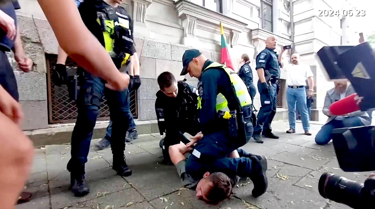 Vos vakar pakabinta atminimo lenta Škirpai, šiandien jau nuplėšta