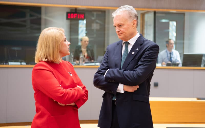Nausėda, tęsdamas kovą už Ukrainos ir Moldovos ateitį, nurodė stiprinti Europos atgrasymo pramonę