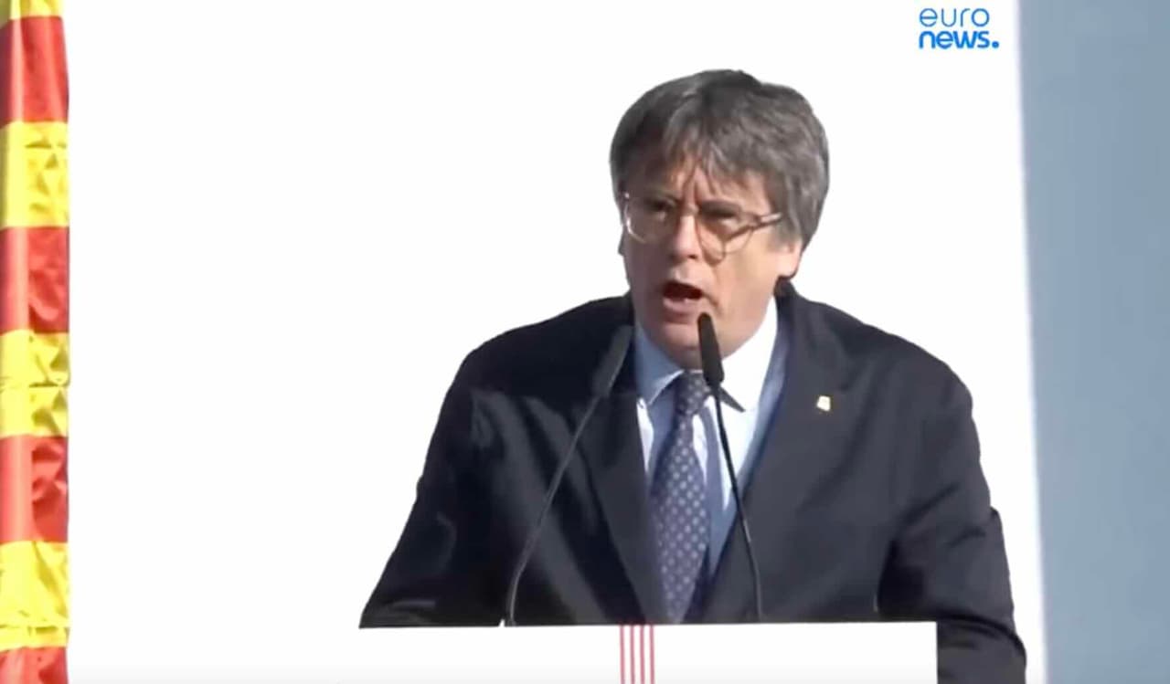 Netikėtai atsiradęs Barselonoje ir mitinge pasakęs kalbą, katalonų lyderis pradingo kaip dūmas
