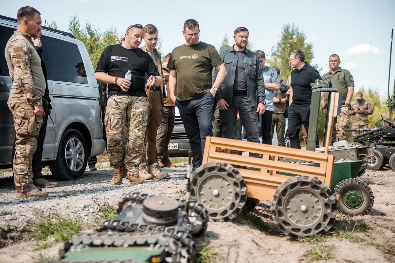Krašto apsaugos ministras Laurynas Kasčiūnas Ukrainoje apžiūrėjo ukrainiečių fortifikacijas, lankėsi Dronų mokymų centre ir susitiko su Lvovo sausumos pajėgų akademijos atstovais.