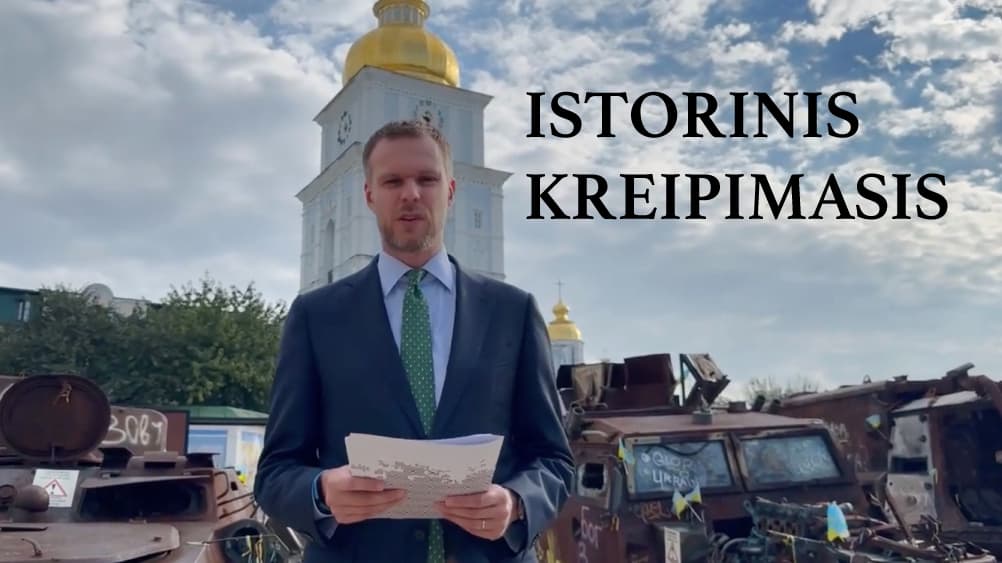Karinio laužo parodos fone, Landsbergis paprašė atleidimo ir perskaitė istorinę kalbą