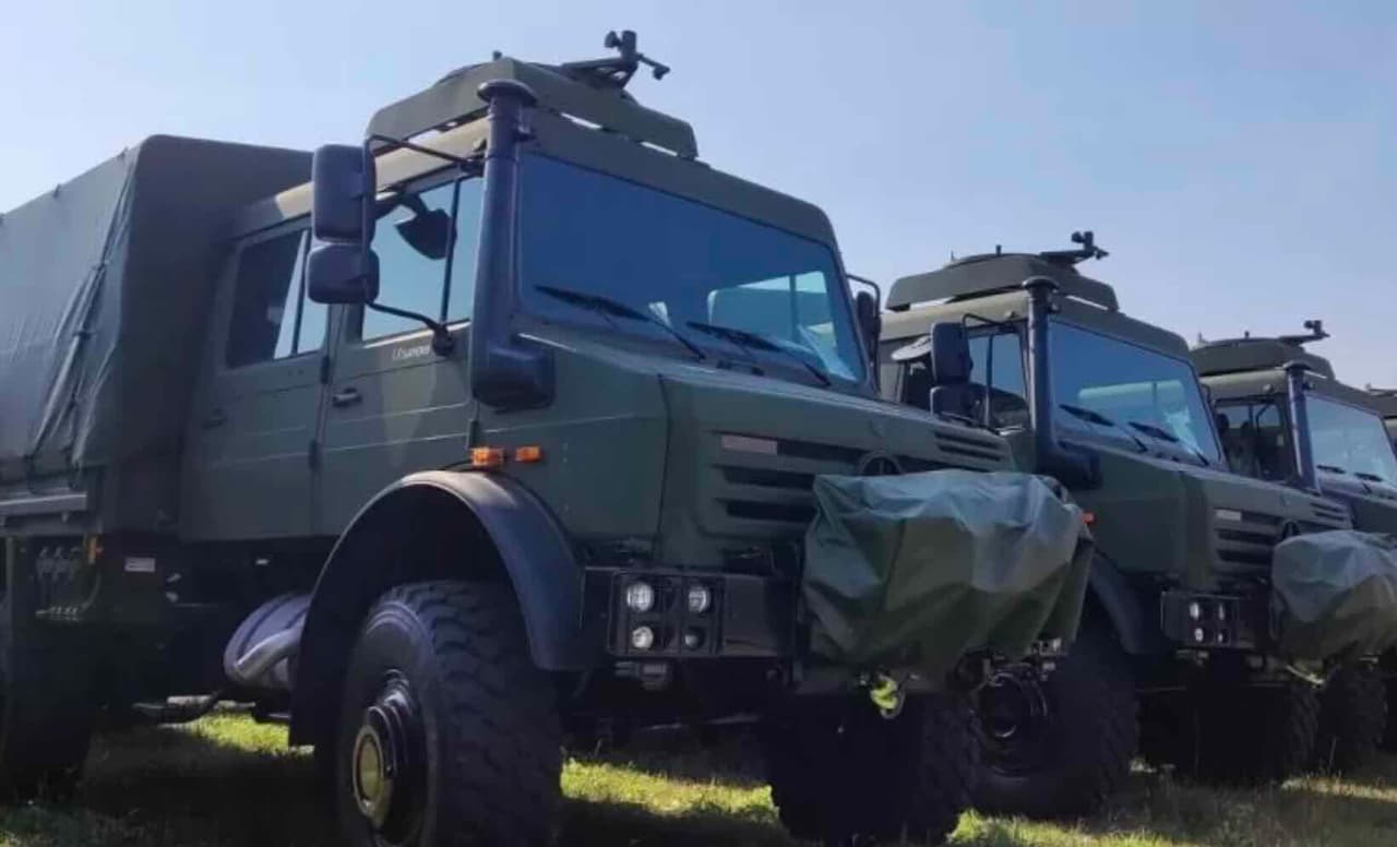 Atgrasymui prisipirktas papildomas pusšimtis „Unimog“ U5000 sunkvežimių