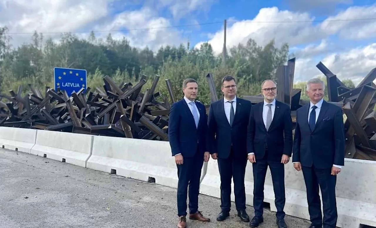 Estas, lenkas, latvis ir lietuvis užfiksavo save istorinėje nuotraukoje prie neįveikiamo barjero pasienyje