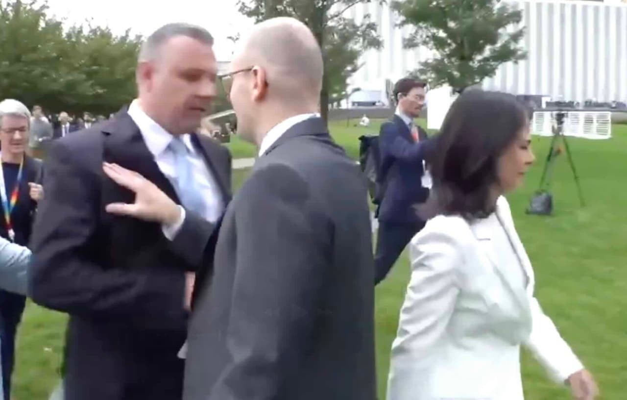Provokatorius iš Rusijos pamėgino užpulti Vokietijos užsienio reikalų ministrę