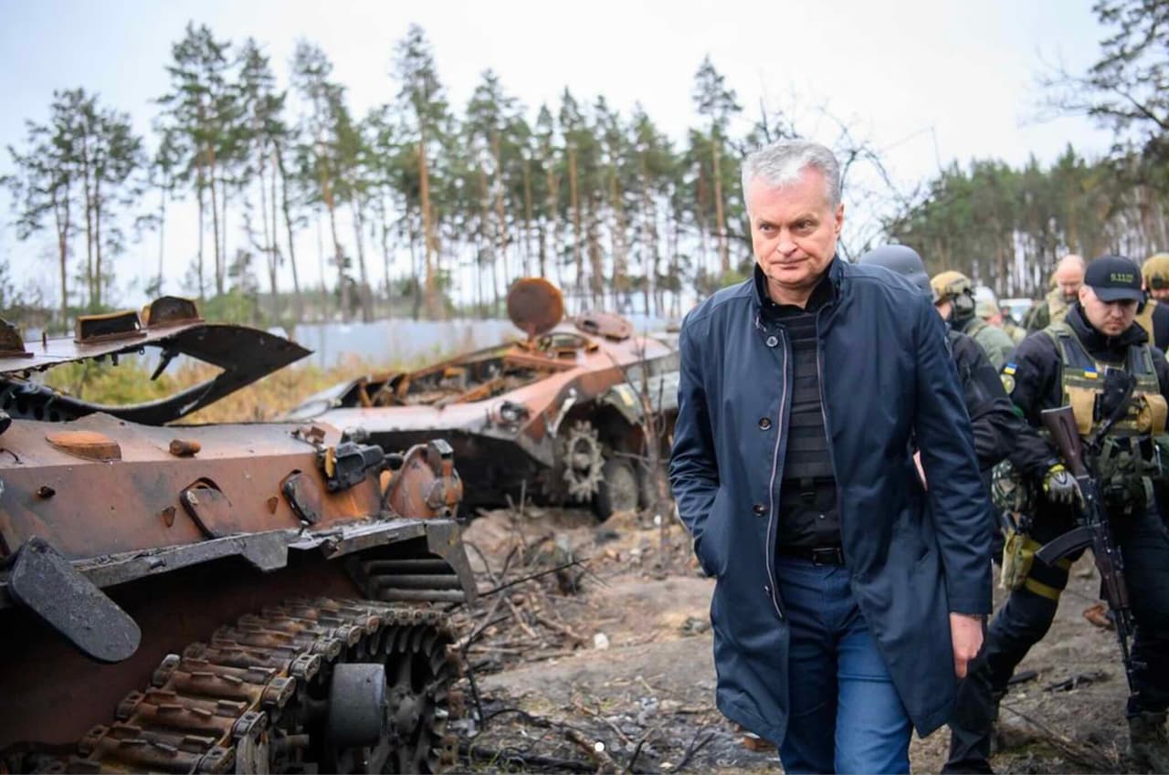 **G. Nausėda drąsiai nepraleidžia progos lankytis pačiuose karščiausiuose karo taškuose Ukrainoje ir po apsilankymų visada publikuoja fotosesijų metu užfiksuotus foto faktus.**