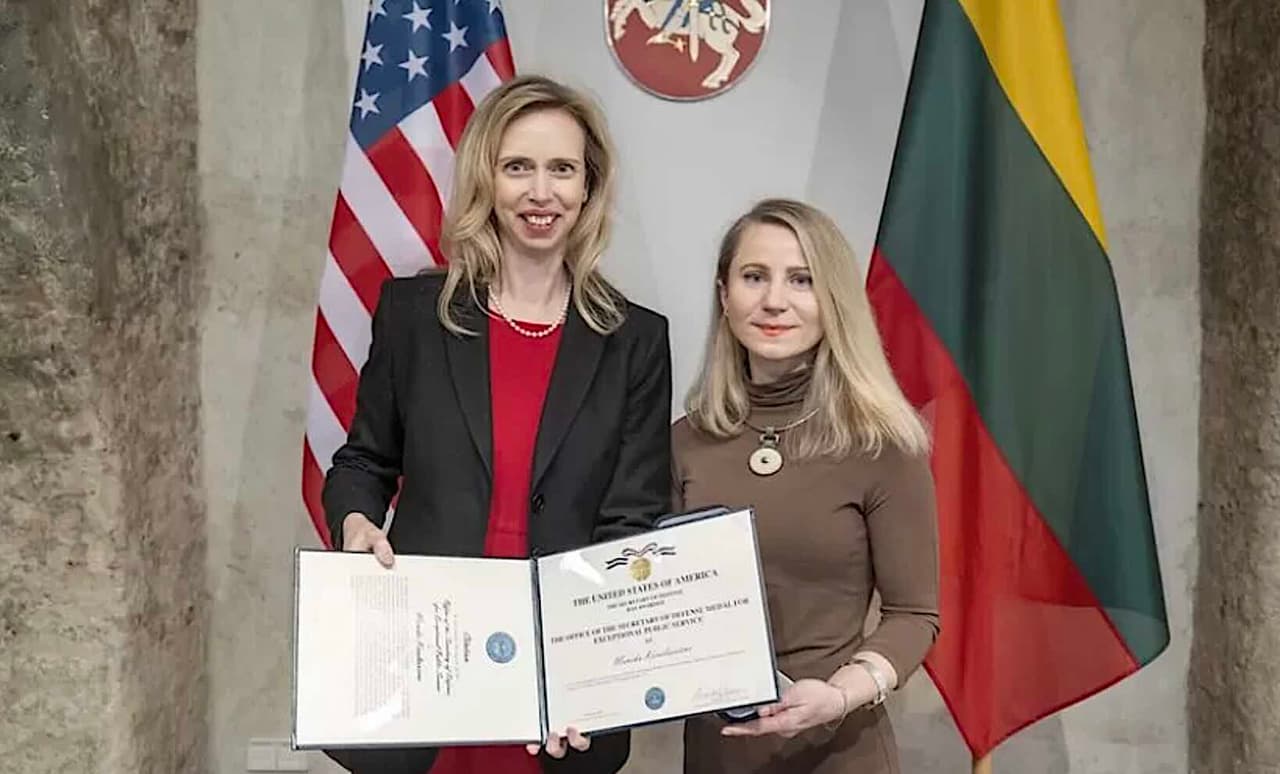 Neeilinė visos Lietuvos pergalė: Koroliovienė apdovanota Pentagono vadovo patvirtinimu
