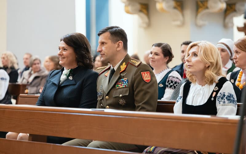 Pirmoji valstybės ponia D. Nausėdienė (kairėje).