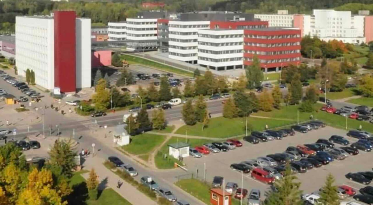 Parkavimo sumaištis prie gydymo įstaigų atskleidžia silpnąsias vietas: Rusijos grėsmės akivaizdoje tai gali kainuoti brangiai