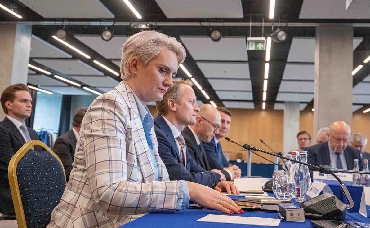 O. Mašalė (languotu švarku). Dešinėje - Europos Kosmoso komisaras A. Kubilius.