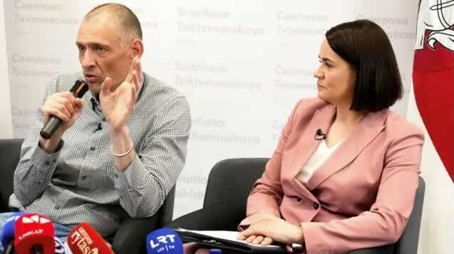**Pirmasis Baltarusijos ponas szergejus Tichanovskis (kairėje) ir Baltarusijos prezidentė Svetlana Tichanovskaja.**