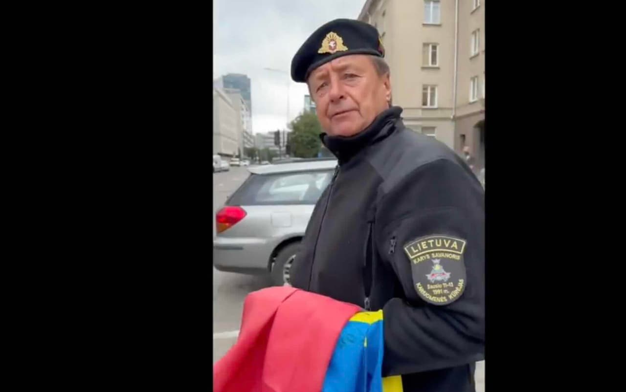 Celofanas patekęs į Landsbergių mitingą sulaukė PYDARO pravardės ir patrioto spyrio, nuo kurio spėjo isšsisukti