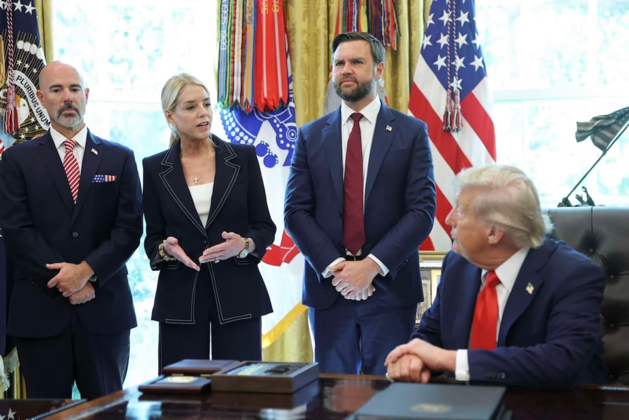 JAV grasina sankcijomis ES pareigūnams: kolonijos statusas tampa oficialus