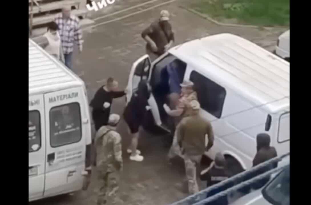 Ukrainoje ir toliau tęsiasi diskusijos gatvėse su tais, kurie nesupranta savo pareigos tėvynei prasmės