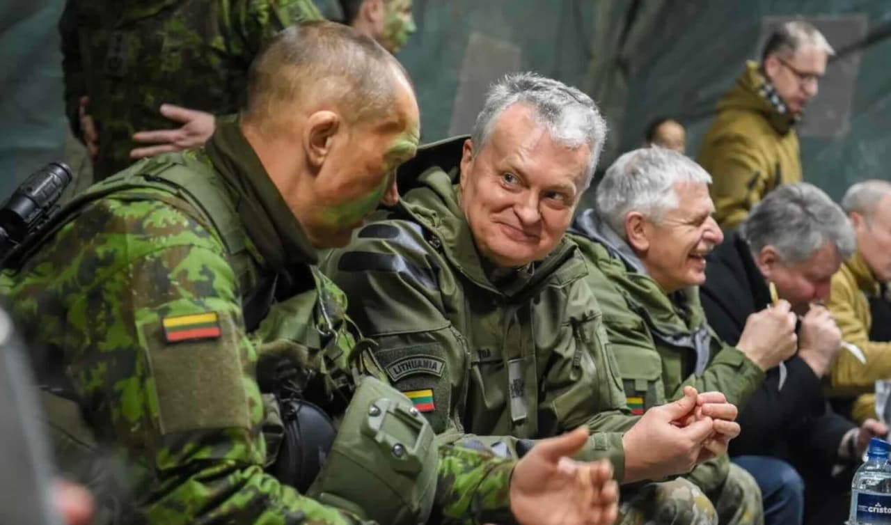 **G. Nausėda (centre).**